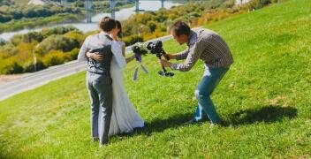 Jak dobrze zaplanować filmowanie ceremonii ślubnej z pomocą firmy Fabryka Snów?