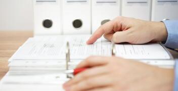 Oprawy dokumentów z Interhurt: jak dbać o estetykę i trwałość ważnych materiałów?