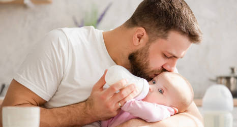 Urlop ojcowski. Komu przysługuje? Ile trwa?