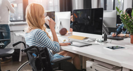 Osoby niepełnosprawne w pracy. Z czym wiąże się ich zatrudnienie?