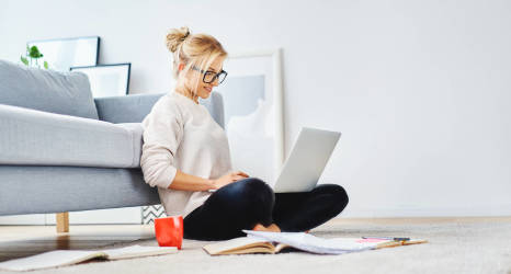 Jak utrzymać koncentrację, kiedy pracujesz zdalnie? Poradnik pracownika