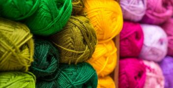 Włóczka do robótek ręcznych – jak wybrać? Pasmanteria Galpas 