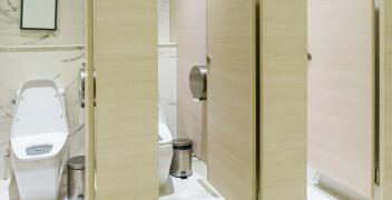 Ściany działowe HPL w łazienkach publicznych