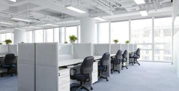 Estetyka w miejscu pracy – oprawa luster w Katowicach