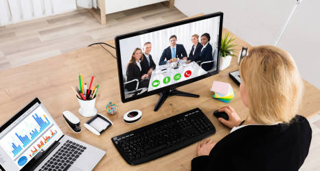 Czy podczas wideokonferencji obowiązują zasady savoir-vivre? Tak! Zobacz, o czym koniecznie pamiętać