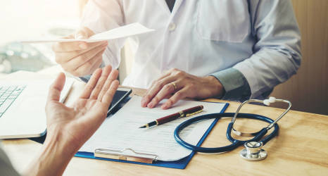 Wypowiedzenie umowy o pracę a choroba pracownika – jak uniknąć potknięć?