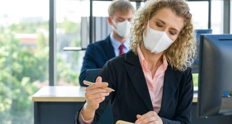 Jak bezpiecznie zorganizować powrót pracowników do firmy?