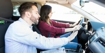 Wybór szkoły jazdy – kluczowe kryteria dla kursantów