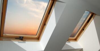 Jak przymocować moskitierę do okna połaciowego we wnęce?