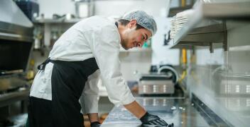 Pranie wodne w gastronomii – korzyści i usługi