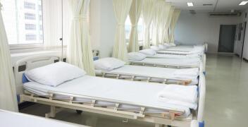 Łóżka szpitalne – kluczowe elementy opieki zdrowotnej