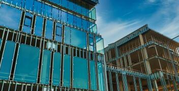 Szkło w architekturze – nowoczesne rozwiązania i wyzwania