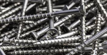 Co charakteryzuje wkręty ościeżnicowe?