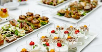 Jakie elementy obejmuje catering przy prywatnym zamówieniu i co trzeba ustalić wcześniej