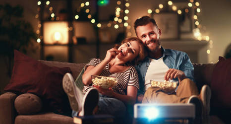 Filmy i seriale o świecie online – propozycje na zimowy wieczór