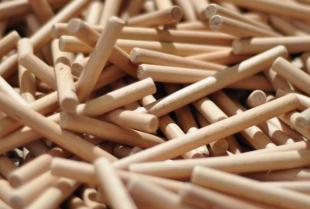 Dlaczego do produkcji kołków i drążków drewnianych drewno musi być suche?