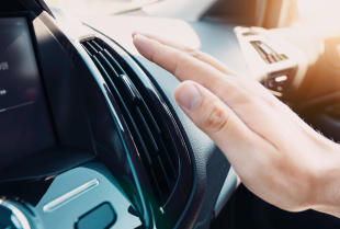 Klimatyzacja samochodowa – dlaczego nie należy bagatelizować żadnych objawów awarii układu?