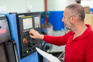 Frezarka jako jedno z podstawowych urządzeń do obróbki metalu