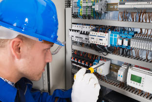 Kompleksowe usługi elektryczne oferuje firma Elpom