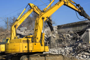Rozbiórka budynku gospodarczego – krok po kroku