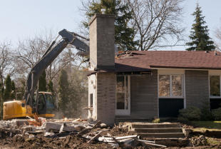 Jak przebiega rozbiórka domu realizowana przez firmę Krzysztofa Nadobnika?