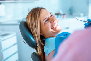 Czym są implanty stomatologiczne zakładane przez Gabinet Stomatologiczny Denmed?