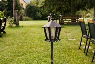 Kute elementy w ogrodzie – jakie możliwości daje metaloplastyka?