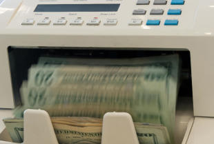 Czym charakteryzuje się rzetelna liczarka do banknotów?