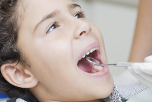 Usługa piaskowania zębów w ofercie NZOZ Stomatologia Dziecięca i Ogólna