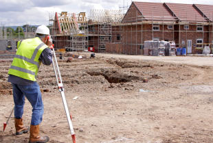 Na czym polega tyczenie budynku przed geodetę? - Adam Bednarz