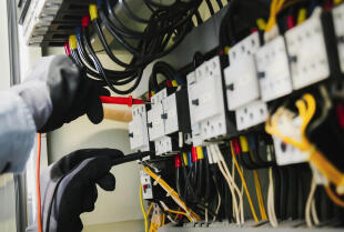  Firma Elpom oferuje usługi elektroinstalacyjne 