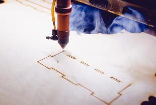 Innowacyjna technologia laserowa w produkcji opakowań – do czego jest wykorzystywana?