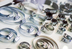 Do czego stosuje się obejmy i opaski? Jakie modele warto wybrać?