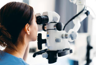  Zalety leczenia endodontycznego pod mikroskopem w Gabinecie Stomatologicznym Denmed