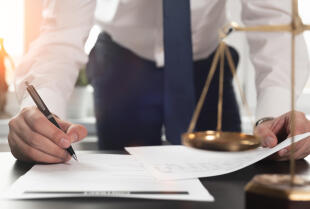 Czym różni się odszkodowanie od zadośćuczynienia? Poznaj ofertę Kancelarii Adwokackiej Wolfowicz Wende Biedulski