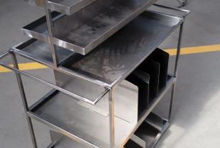 Meble metalowe na zamówienie – co oferują renomowani producenci?