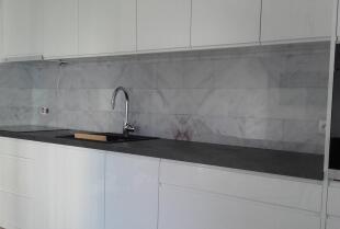 Nowoczesna kuchnia dzięki specjalnym szklanym panelom od Alu-Glass