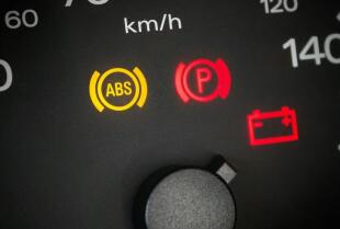 System ABS – jak działa i jakie są objawy jego awarii? Skorzystaj z usług firmy Naprawczesc.pl