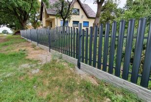 Ogrodzenie ze sztachet metalowych ocynkowanych powlekanych - odporność na korozję w stylu
