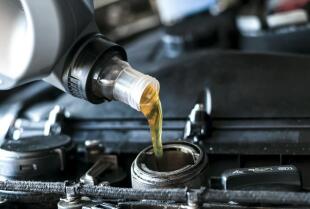 Blacharstwo i mechanika pojazdowa Zdzisław Nielipiński: Wymiana oleju silnikowego – jak i kiedy ją przeprowadzić