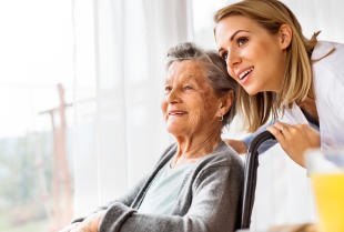 Jak zapewnić bliskiej osobie godną jesień życia?