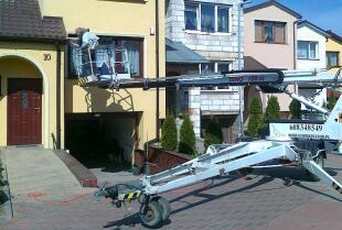 Naprawy dekarskie i blacharskie poszycia dachowego z wykorzystaniem dźwigów samochodowych