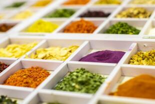 Jakie są obecne wytyczne i przepisy prawne dotyczące barwienia żywności? - poradnik firmy JAR Aromaty