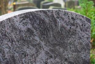 Nagrobki z granitu z firmy Kamieniarstwo J&M Szarek – o czym musisz wiedzieć, zanim zdecydujesz się na zakup?