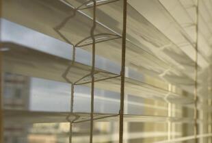 Czym różnią się żaluzje od rolet? - Oknox