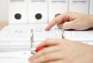 Oprawy dokumentów z Interhurt: jak dbać o estetykę i trwałość ważnych materiałów?