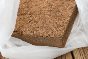 Materiały opałowe – dlaczego warto zdecydować się na zakup brykietu bukowego?