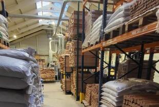 Jak odpowiednie magazynowanie wpływa na trwałość drewnianych złącz meblowych?