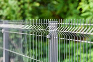 Blachy alucynkowane – trwałość ogrodzeń od Majerowie