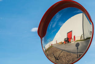 Czy stosowanie luster drogowych jest wymuszone prawem?